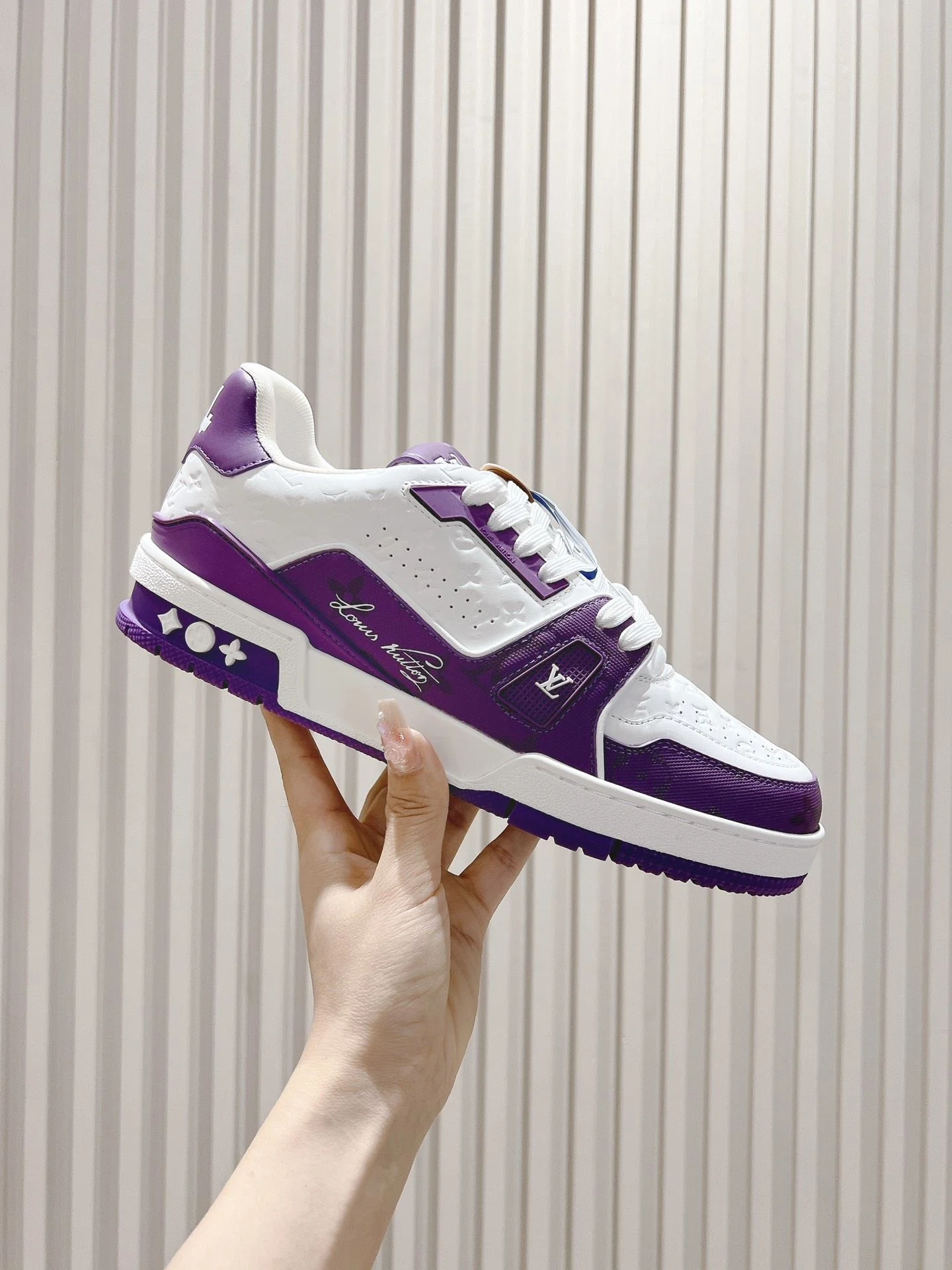 WellDesigned Louis Vuitton Trainer Sneaker 31428
