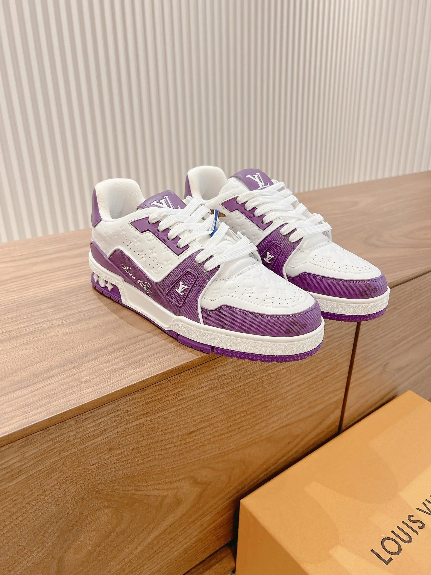 WellDesigned Louis Vuitton Trainer Sneaker 31428