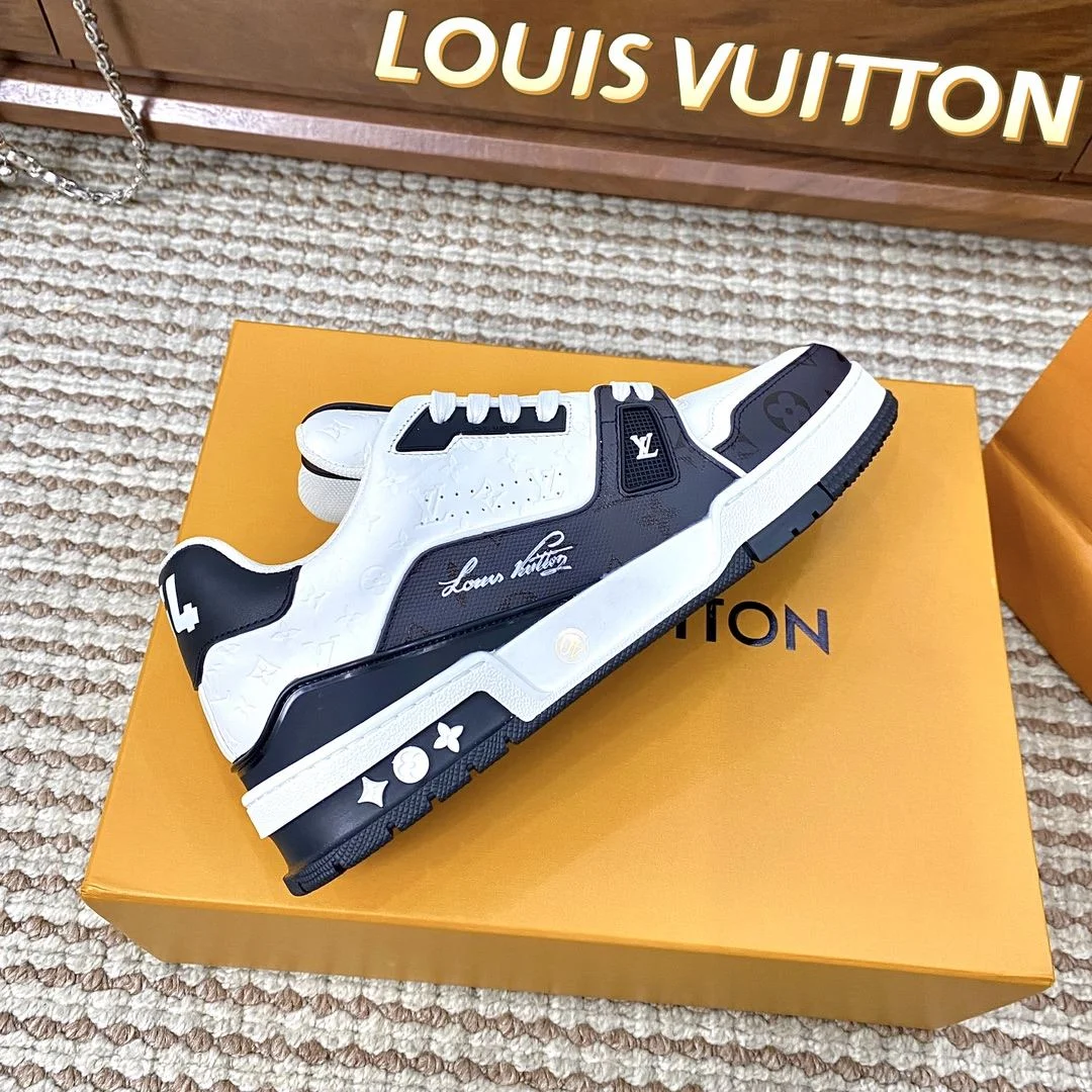 Snug Louis Vuitton Trainer Sneaker 31408