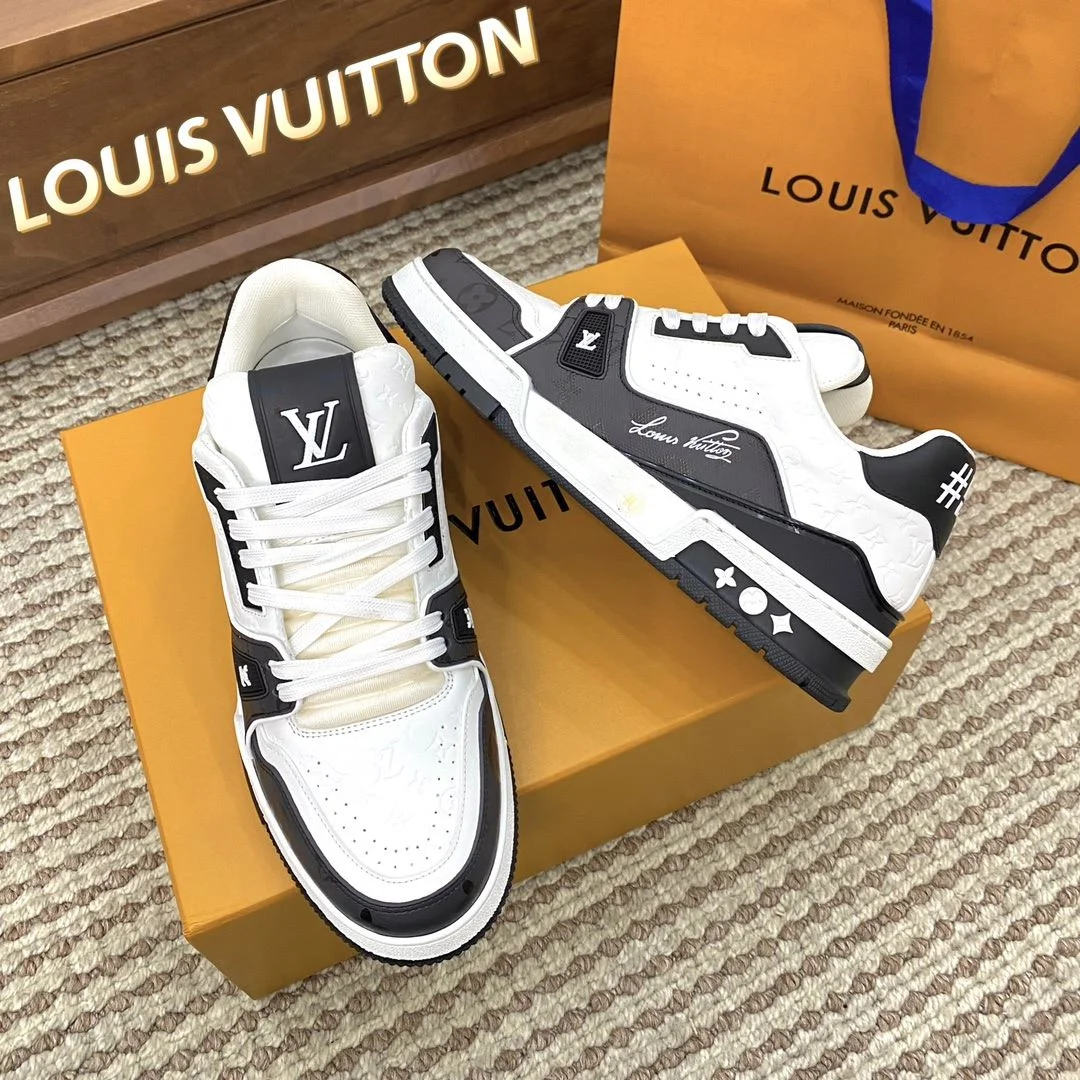 Snug Louis Vuitton Trainer Sneaker 31408