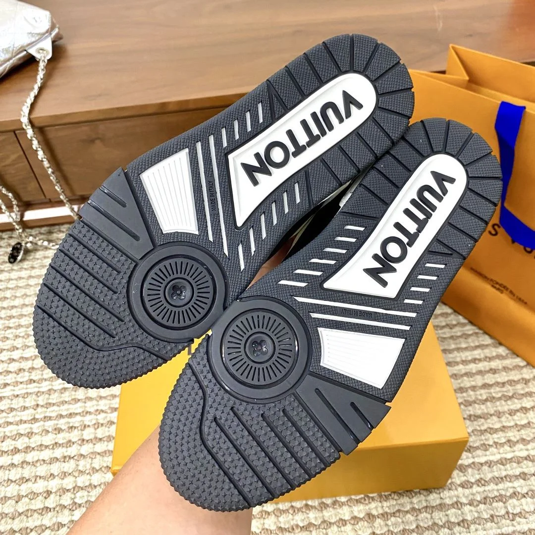 Snug Louis Vuitton Trainer Sneaker 31408