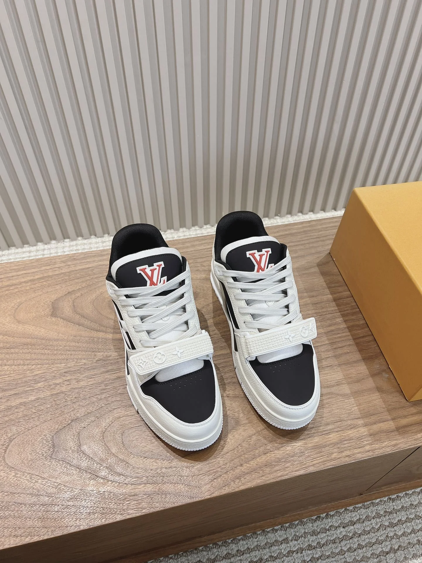 Practical Louis Vuitton Trainer Sneaker 31396