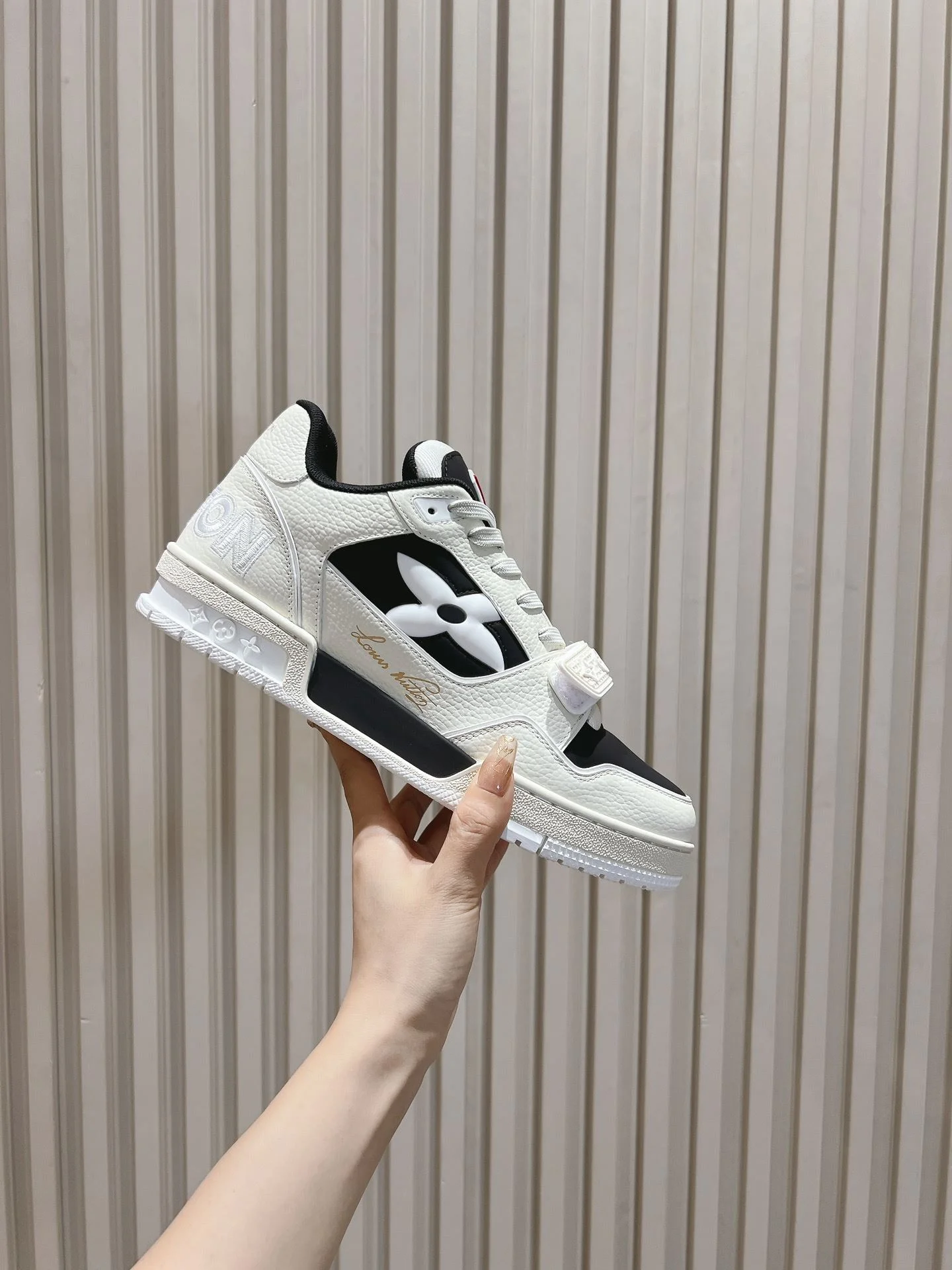 Practical Louis Vuitton Trainer Sneaker 31396