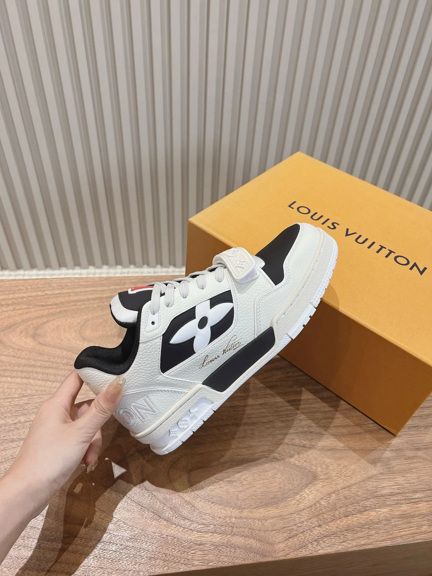 Practical Louis Vuitton Trainer Sneaker 31396