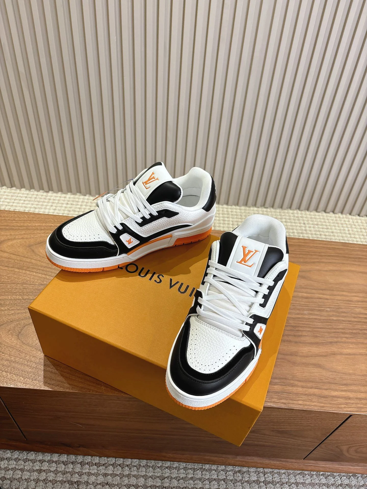 Stretchable Louis Vuitton Trainer Sneaker 31384