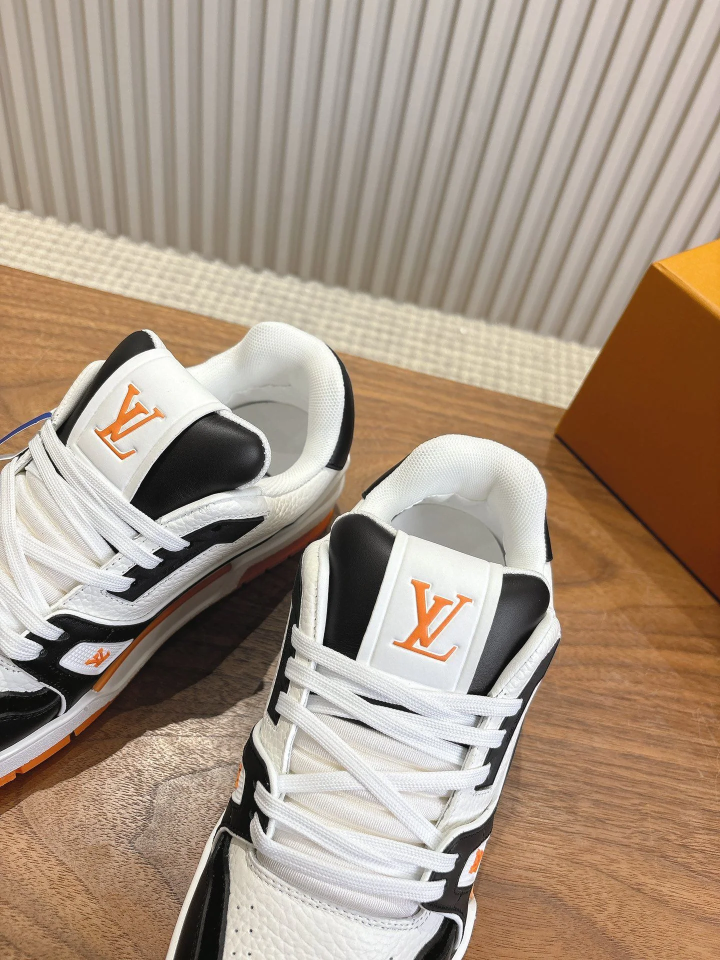 Stretchable Louis Vuitton Trainer Sneaker 31384