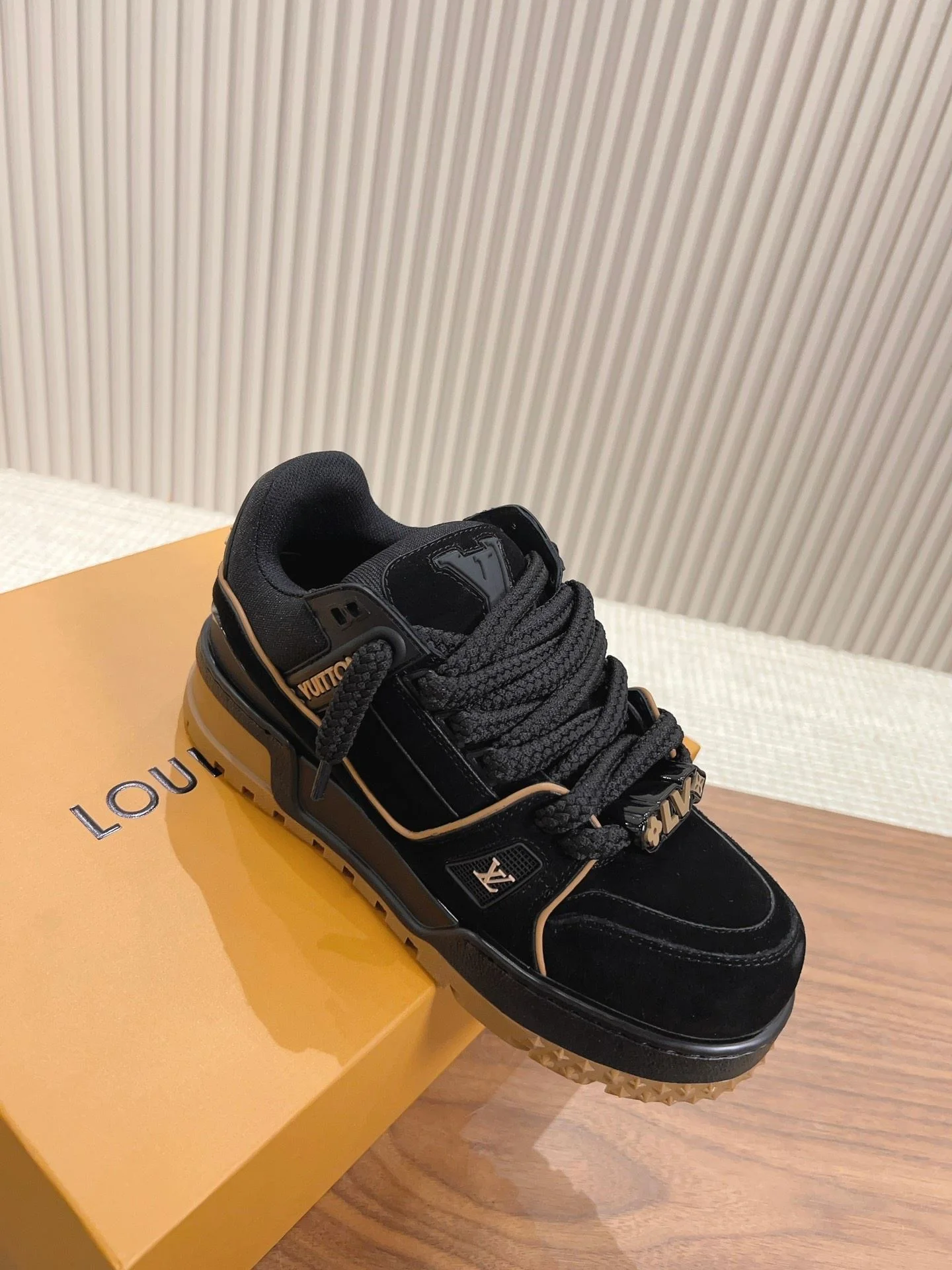 Contemporary Louis Vuitton Trainer Sneaker 31382