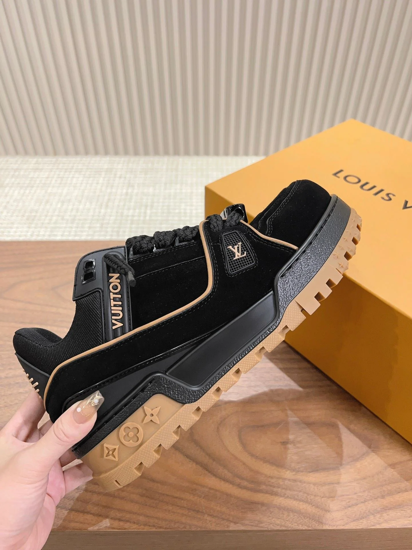 Contemporary Louis Vuitton Trainer Sneaker 31382