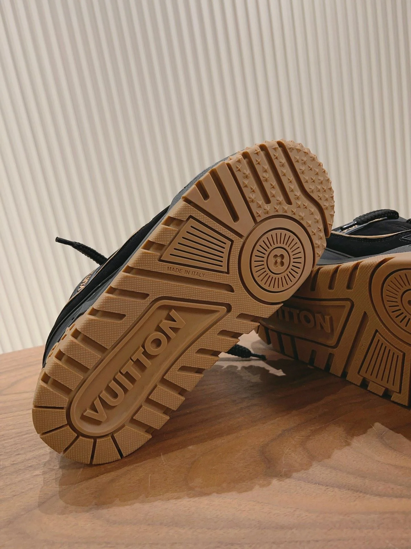 Contemporary Louis Vuitton Trainer Sneaker 31382