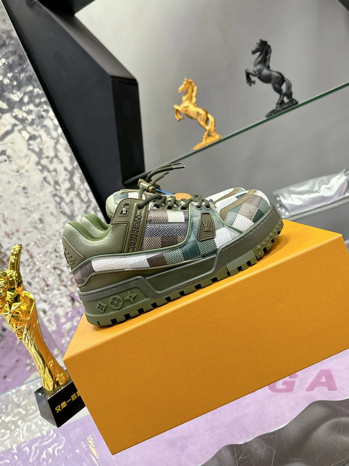 Louis Vuitton Trainer Sneaker Resilient 31364