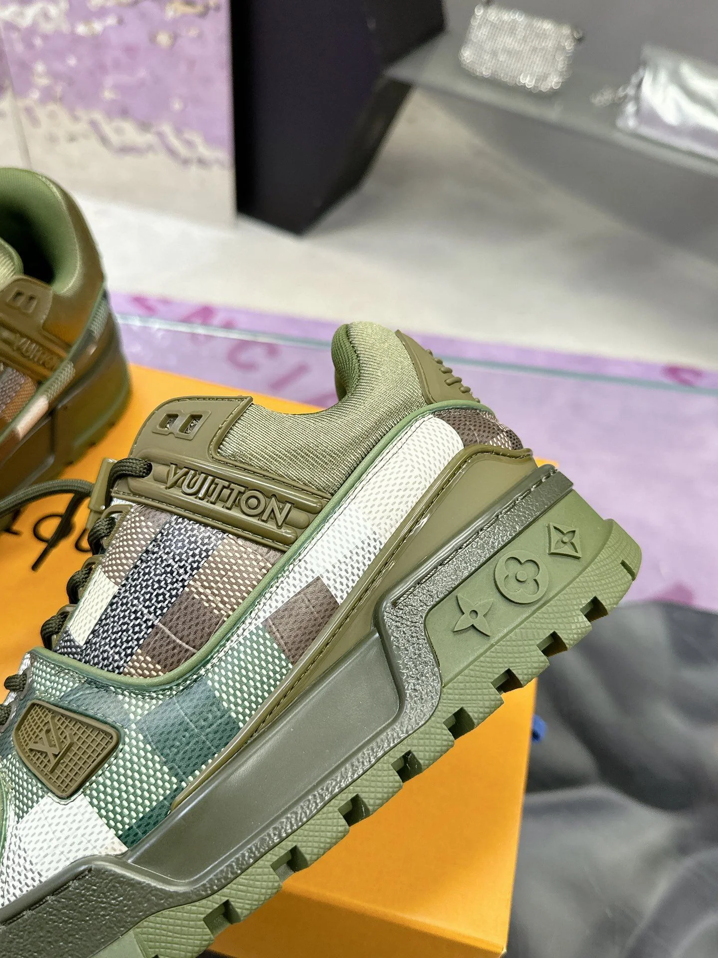 Louis Vuitton Trainer Sneaker Resilient 31364