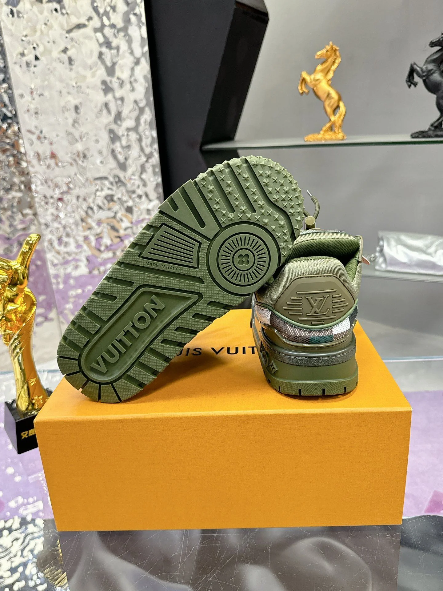 Louis Vuitton Trainer Sneaker Resilient 31364