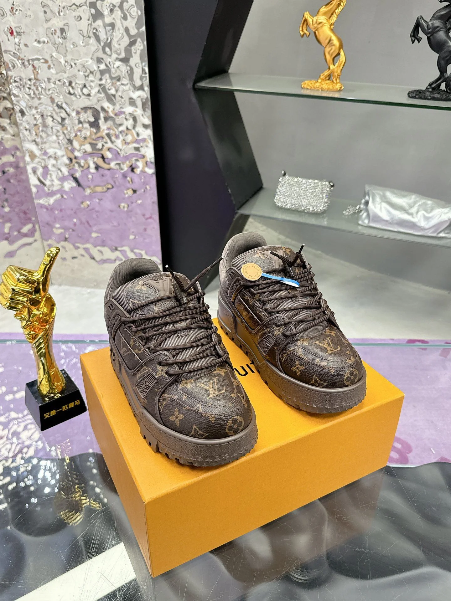 Durable Louis Vuitton Trainer Sneaker 31379