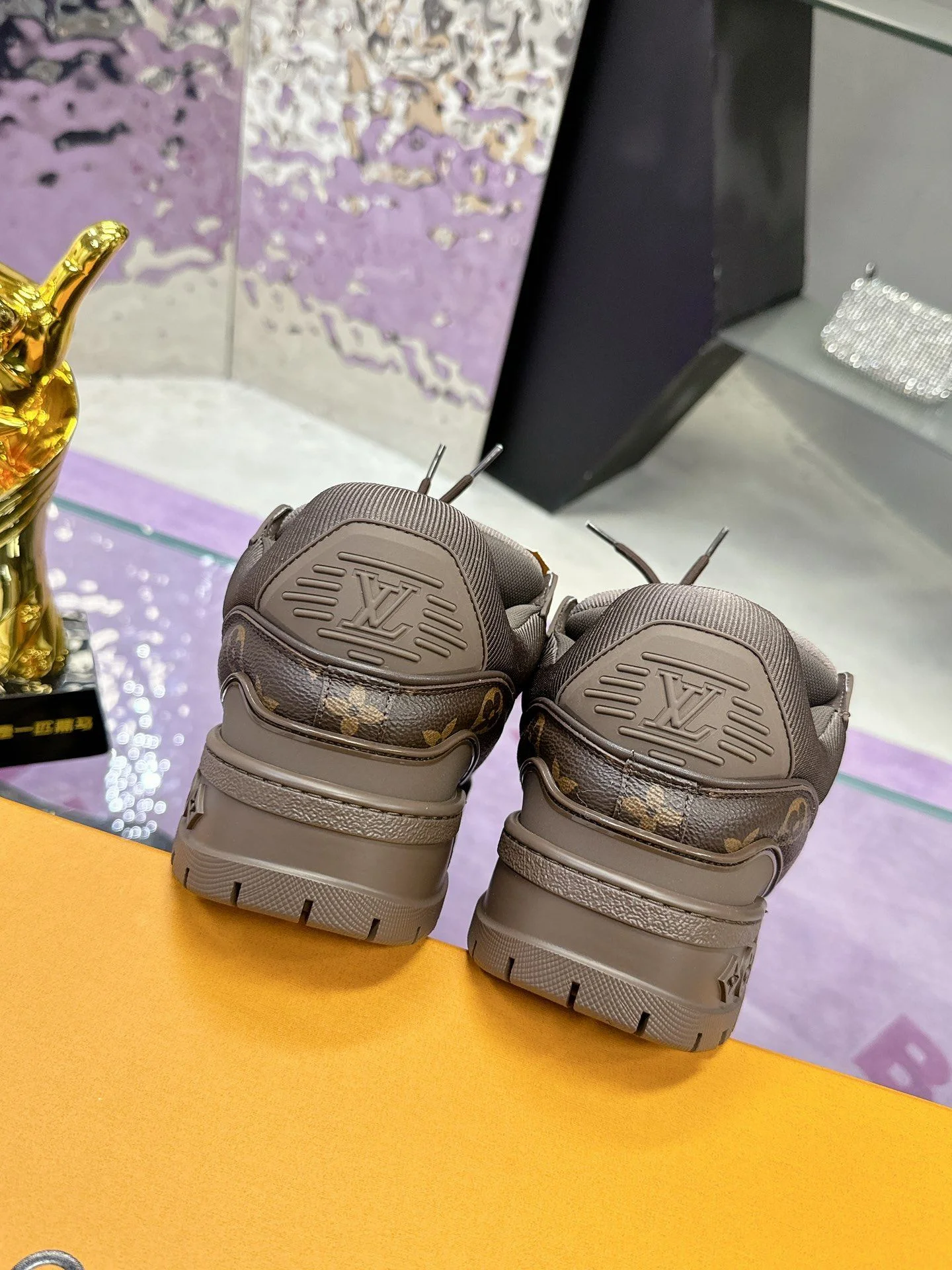 Durable Louis Vuitton Trainer Sneaker 31379