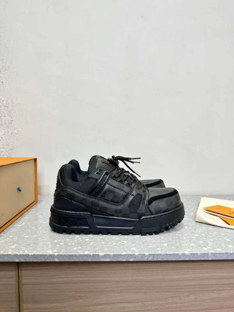 Sleek Louis Vuitton Trainer Sneaker 31390