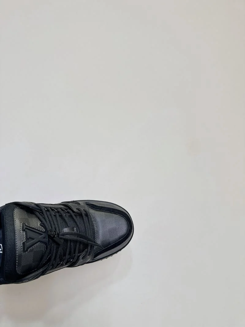 Sleek Louis Vuitton Trainer Sneaker 31390