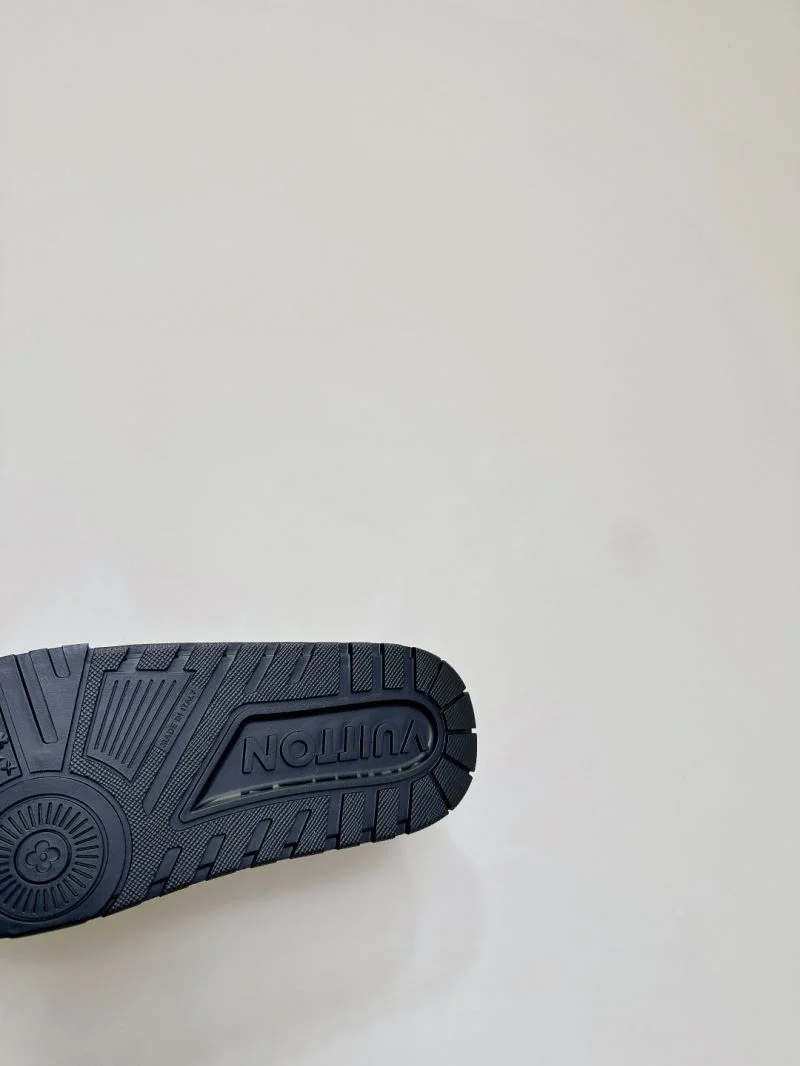 Sleek Louis Vuitton Trainer Sneaker 31390