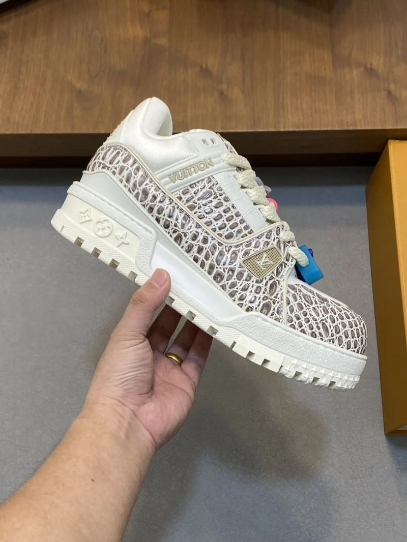 Cozy Louis Vuitton Trainer Sneaker 32155