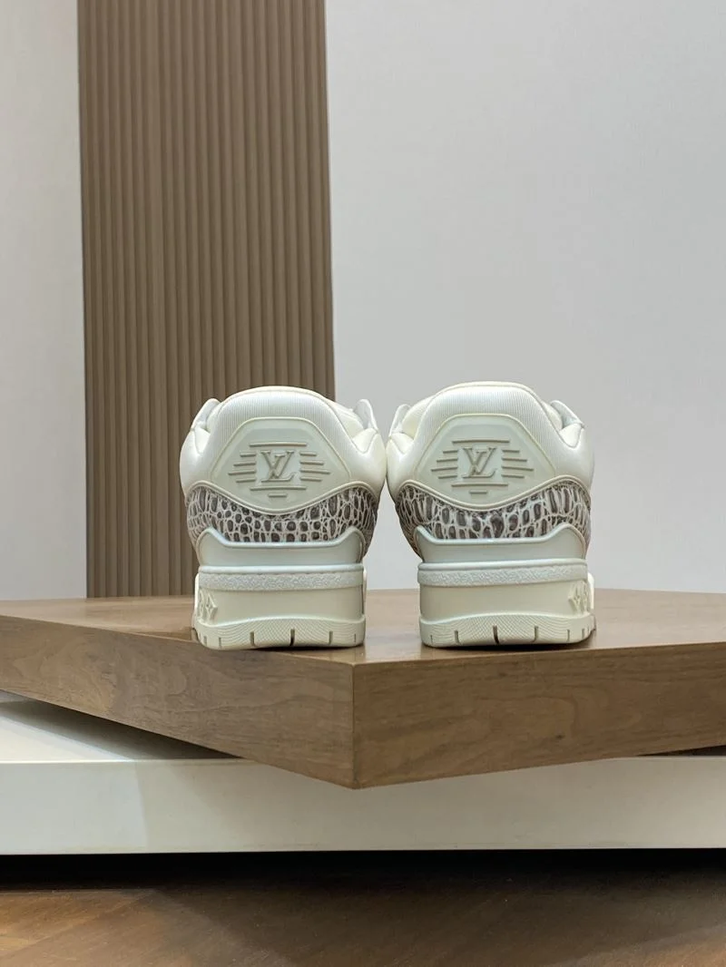 Cozy Louis Vuitton Trainer Sneaker 32155