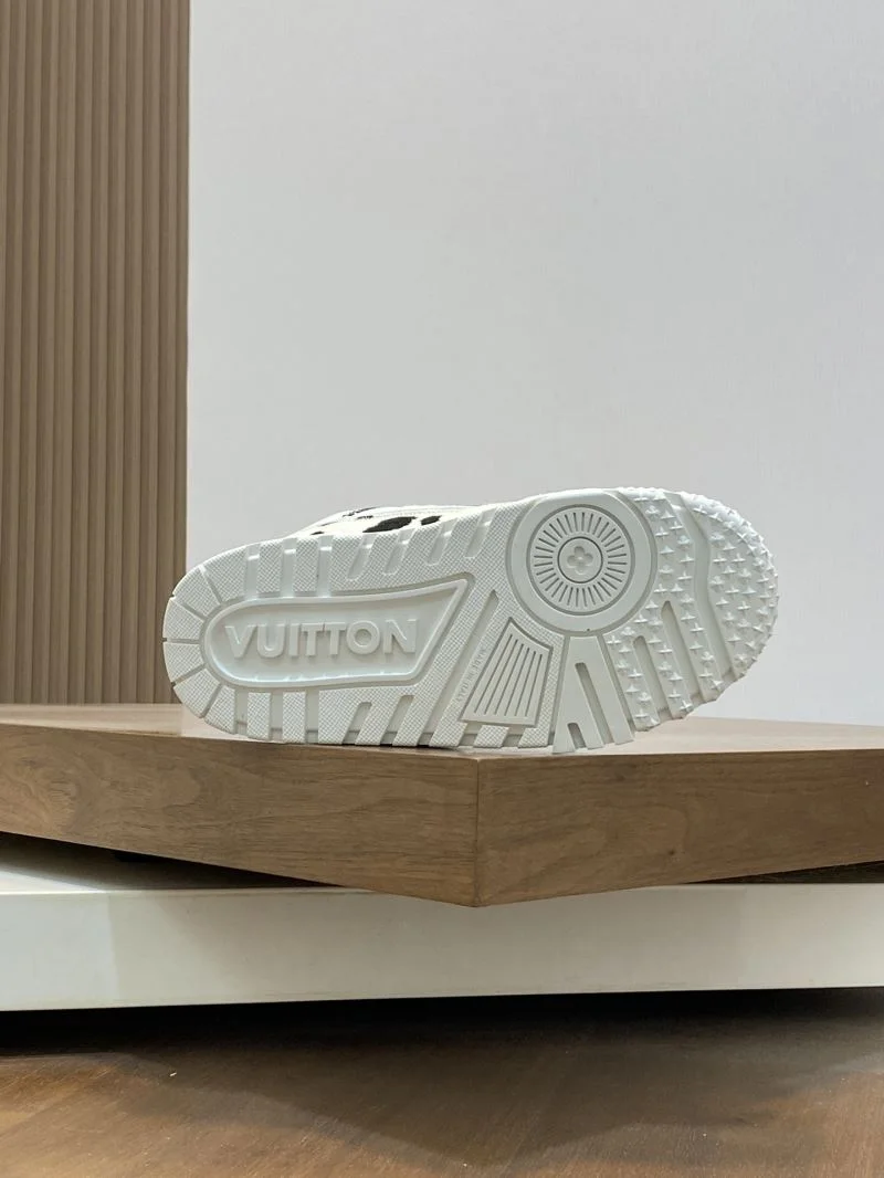 Modern Louis Vuitton Trainer Sneaker 32122
