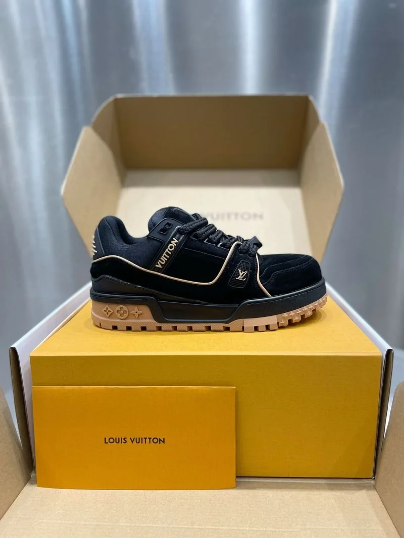 Bright Louis Vuitton Trainer Sneaker 32112