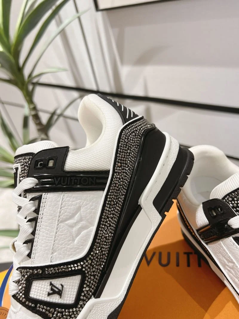 Louis Vuitton Trainer Sneaker Supportive 32105