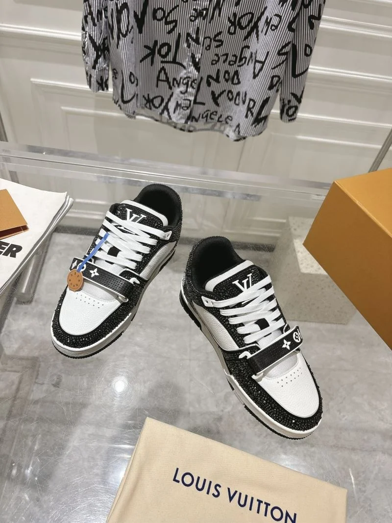 Lightweight Louis Vuitton Trainer Sneaker 32054
