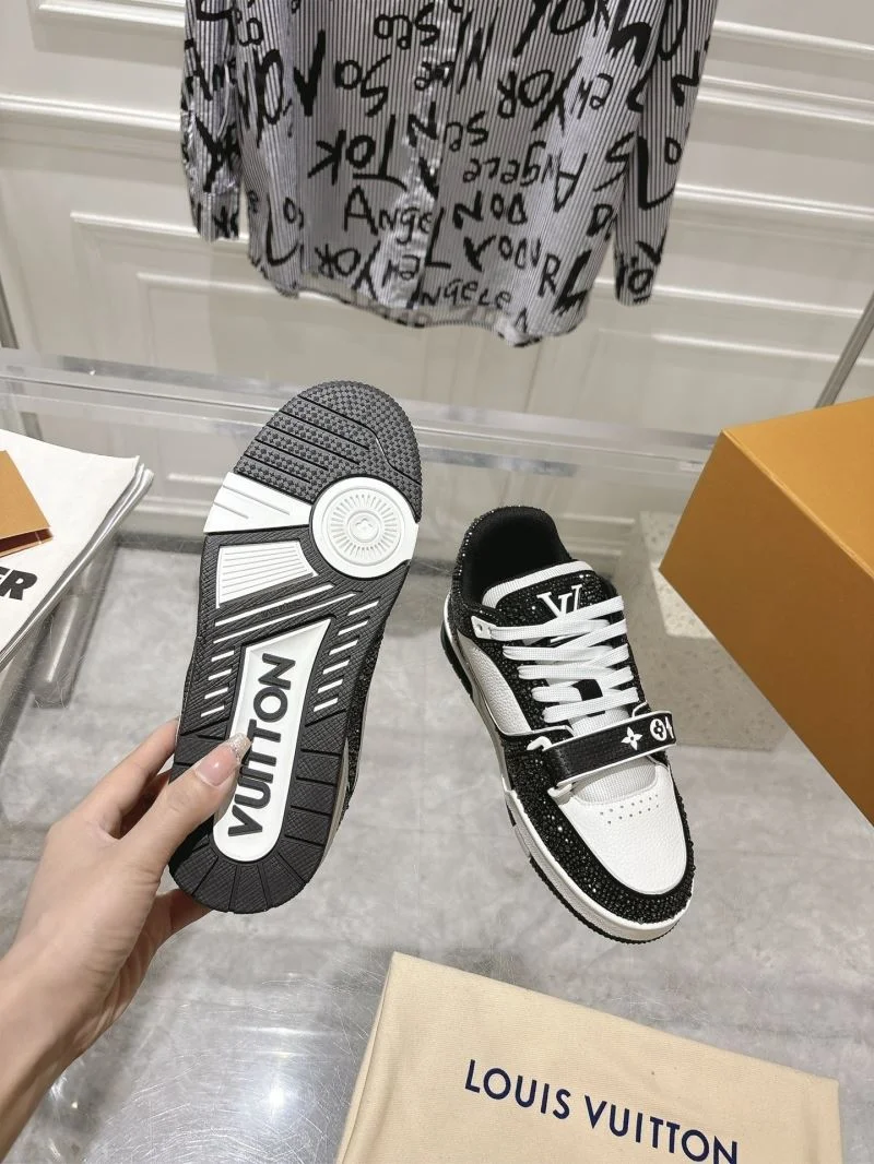 Lightweight Louis Vuitton Trainer Sneaker 32054
