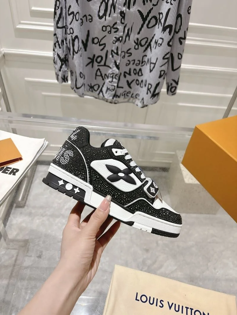 Lightweight Louis Vuitton Trainer Sneaker 32054