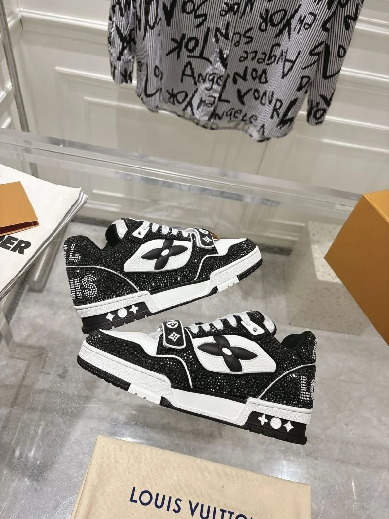 Lightweight Louis Vuitton Trainer Sneaker 32054