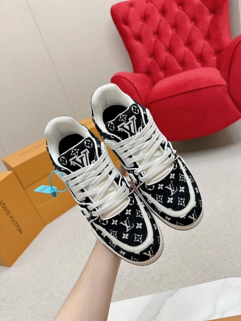 Elegant Louis Vuitton Trainer Sneaker 31721