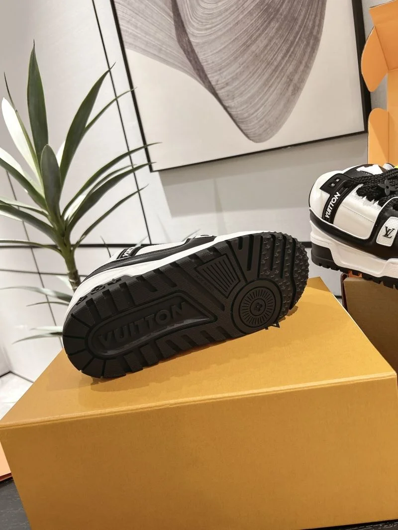 Louis Vuitton Trainer Sneaker Supportive 31685