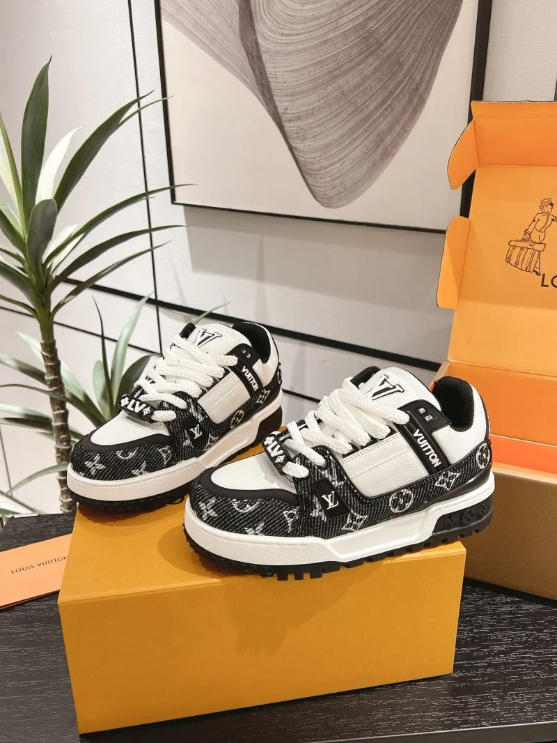 Louis Vuitton Trainer Sneaker Sleek 31682