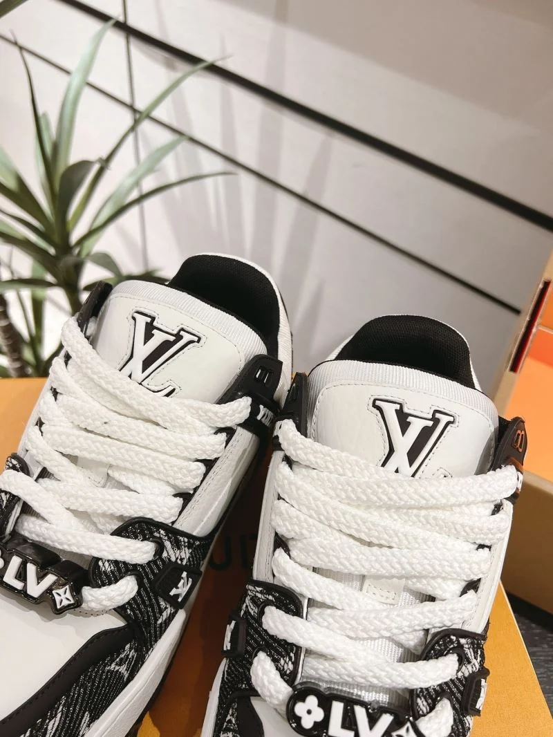 Louis Vuitton Trainer Sneaker Sleek 31682