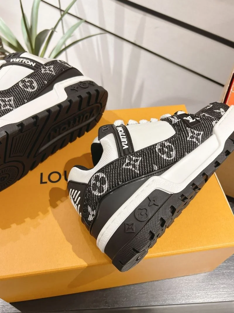 Louis Vuitton Trainer Sneaker Sleek 31682