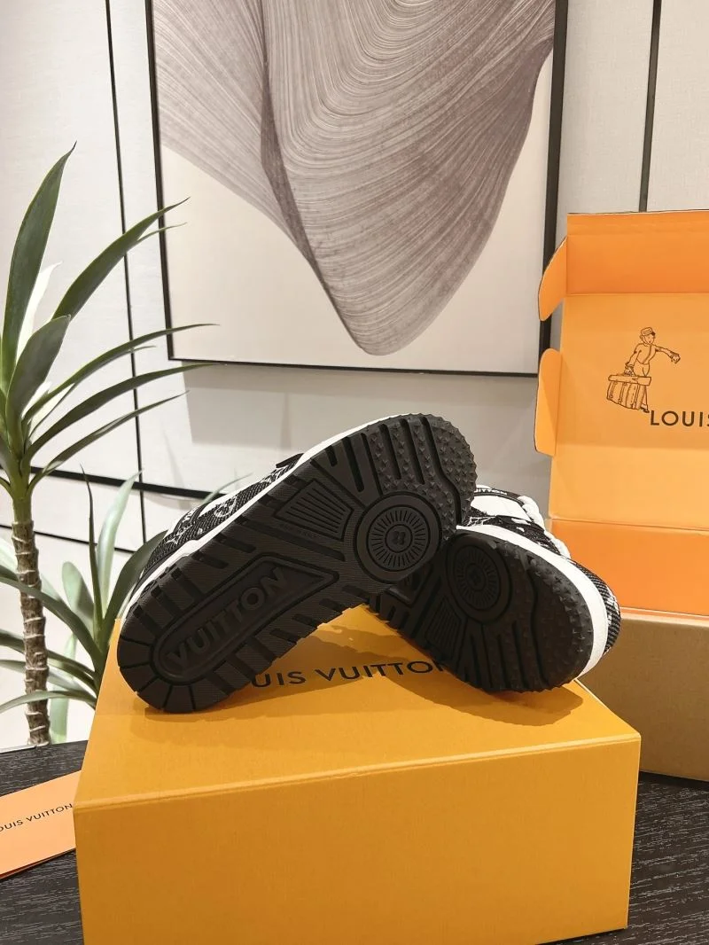 Louis Vuitton Trainer Sneaker Sleek 31682