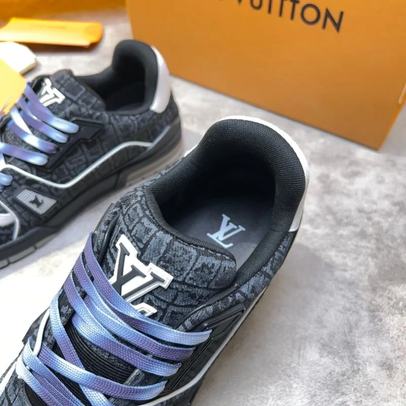 Sleek Louis Vuitton Trainer Sneaker 32563
