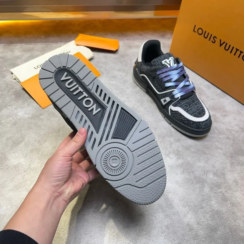 Sleek Louis Vuitton Trainer Sneaker 32563