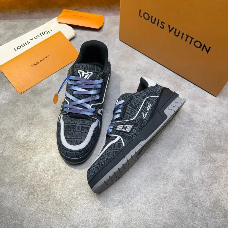 Sleek Louis Vuitton Trainer Sneaker 32563