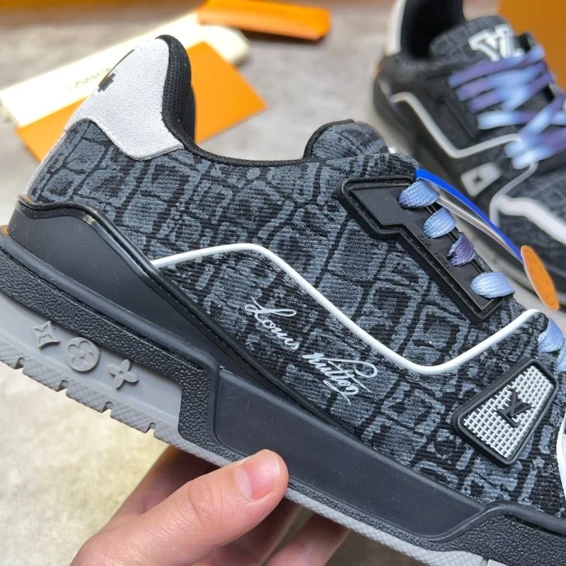 Sleek Louis Vuitton Trainer Sneaker 32563