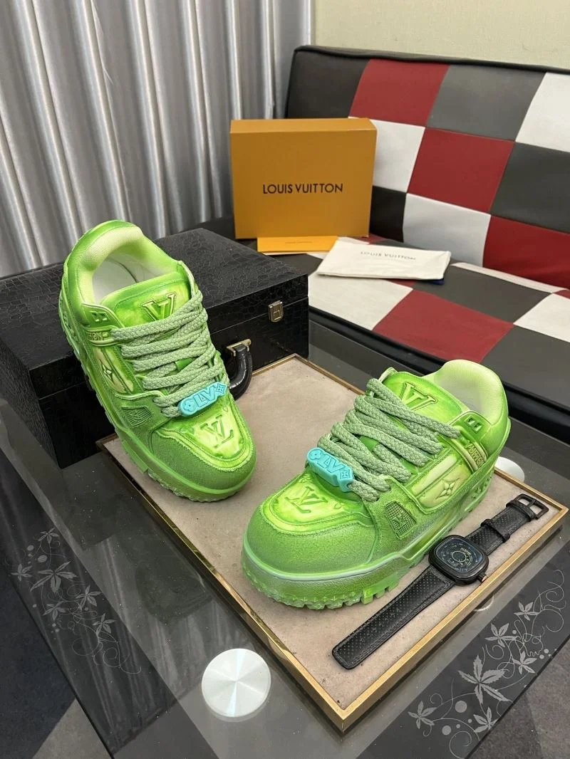 Timeless Louis Vuitton Trainer Sneaker 32543