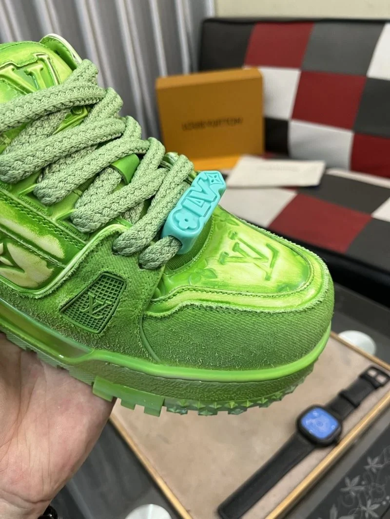 Timeless Louis Vuitton Trainer Sneaker 32543