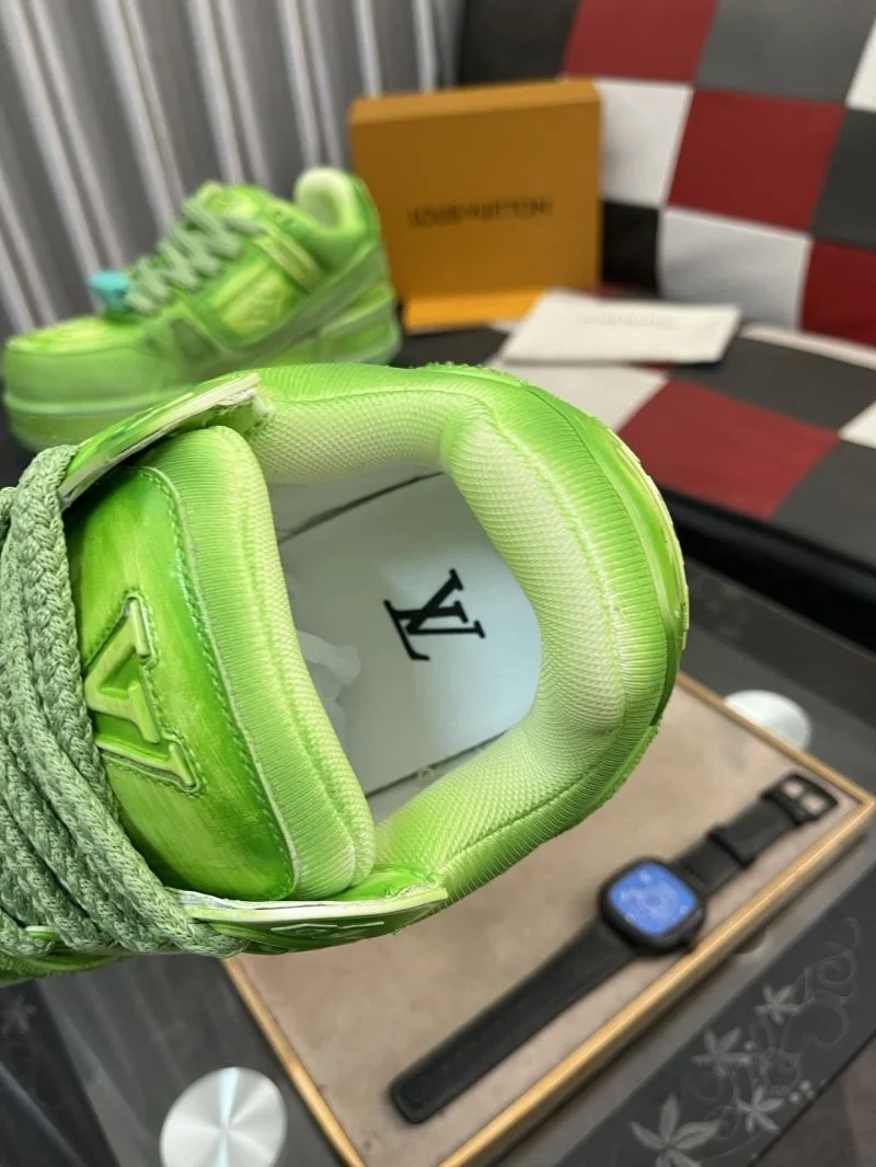 Timeless Louis Vuitton Trainer Sneaker 32543