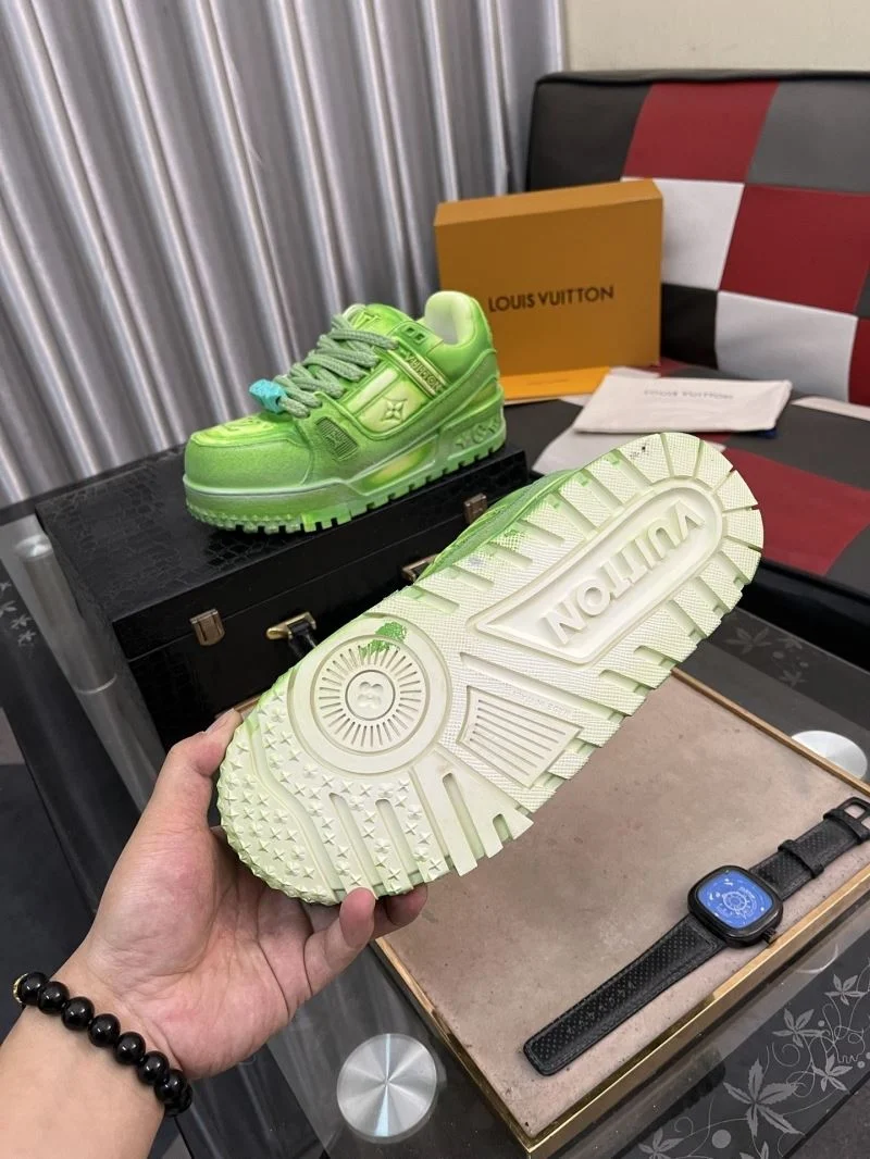 Timeless Louis Vuitton Trainer Sneaker 32543