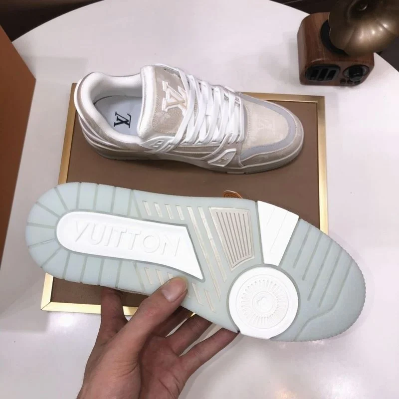 Vibrant Louis Vuitton Trainer Sneaker 32541
