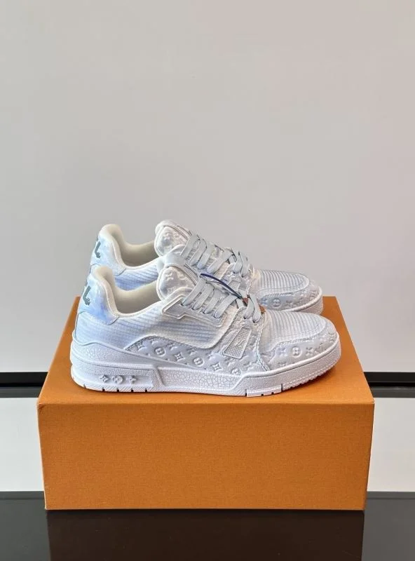 Timeless Louis Vuitton Trainer Sneaker 32520