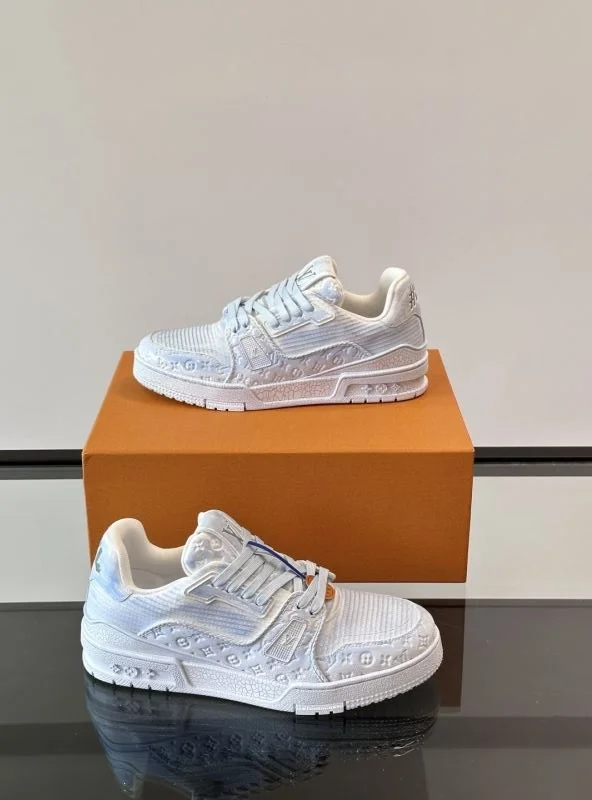 Timeless Louis Vuitton Trainer Sneaker 32520