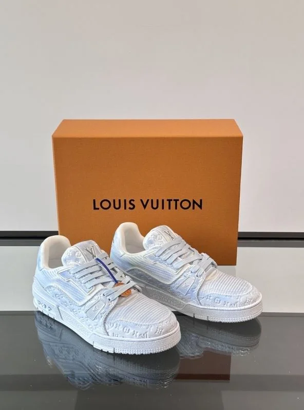 Timeless Louis Vuitton Trainer Sneaker 32520