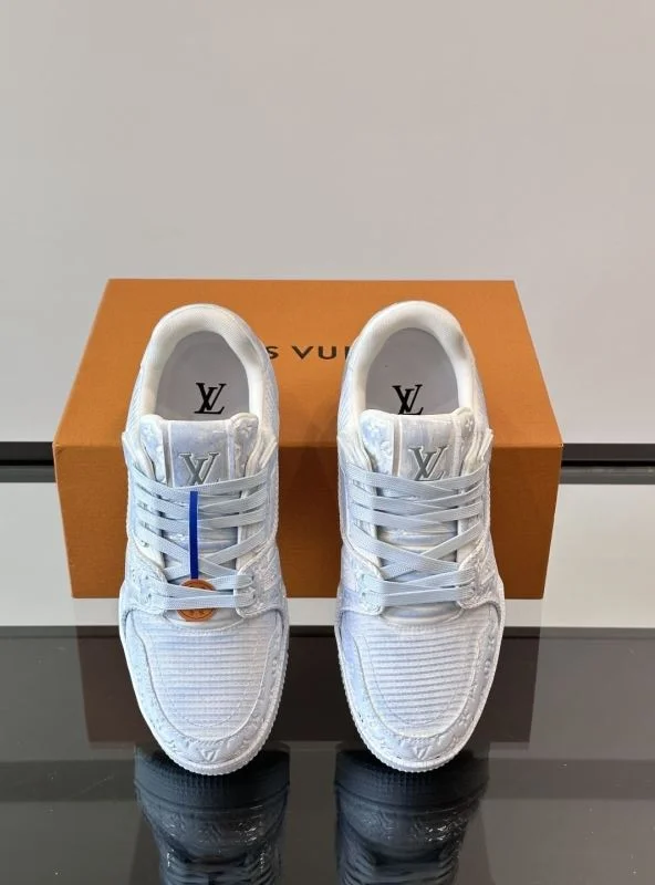 Timeless Louis Vuitton Trainer Sneaker 32520