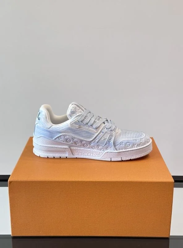 Timeless Louis Vuitton Trainer Sneaker 32520